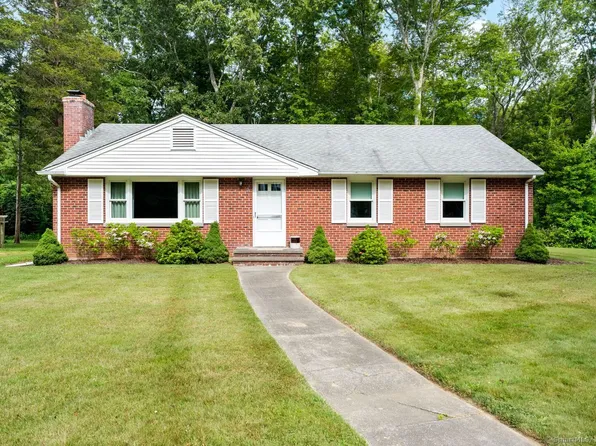 2 Hickory Avenue, Clinton, CT 06413