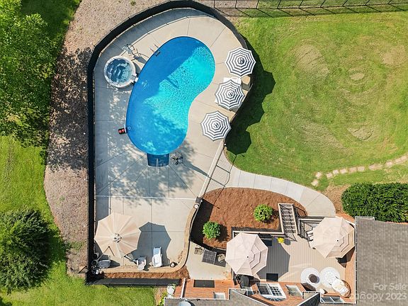 3rd image of 140 Wintergreen Cir