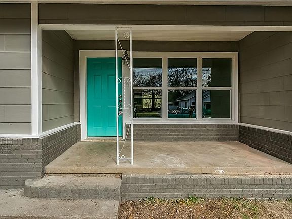 3rd image of 405 E Pecan St