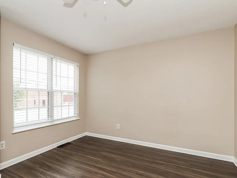 330 W Holt St — Photo 10