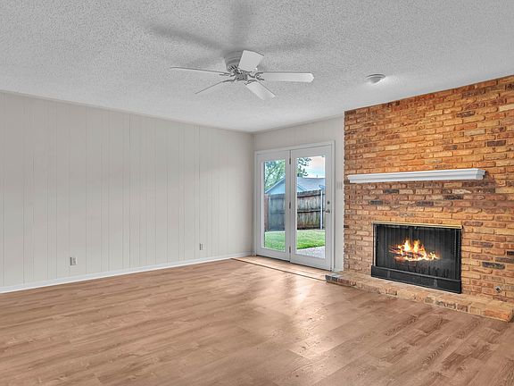 3rd image of 400 & 404 Top Hill Dr