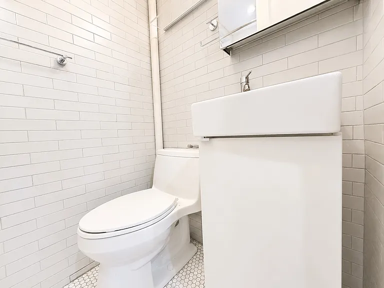 222 E 27th St #18 — Photo 5