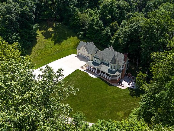 3rd image of 818 Emerald Dr