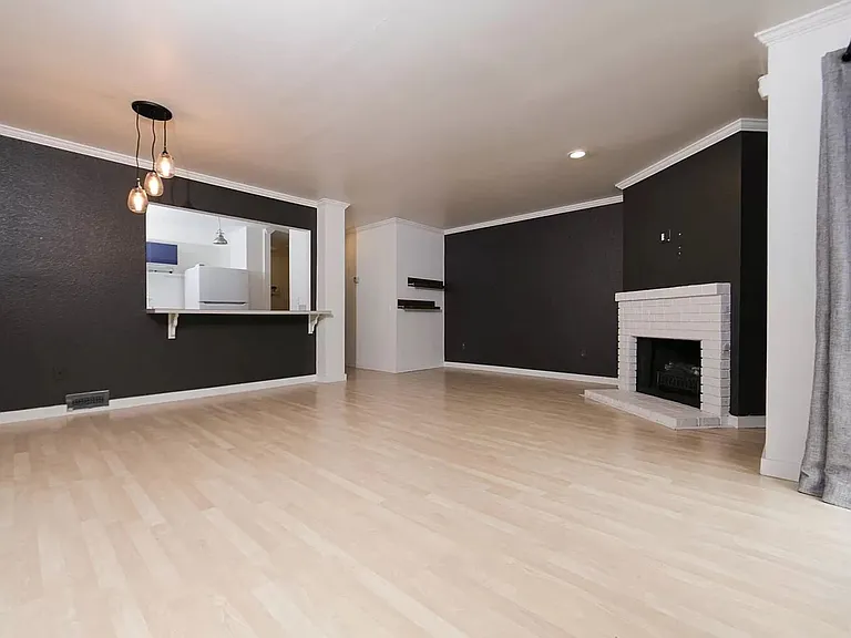 1526 Aurora Ave N #D — Photo 2