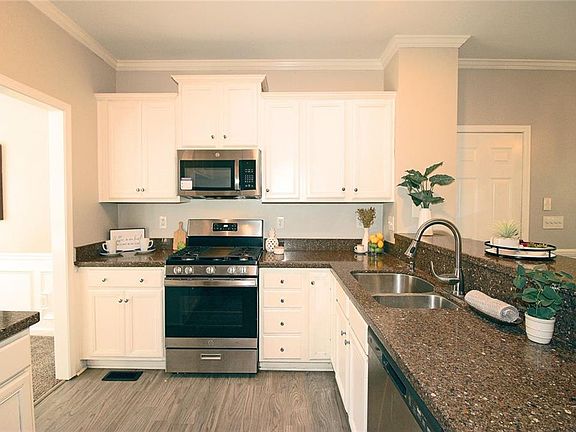 4th image of 1213 Kingsbury Ln