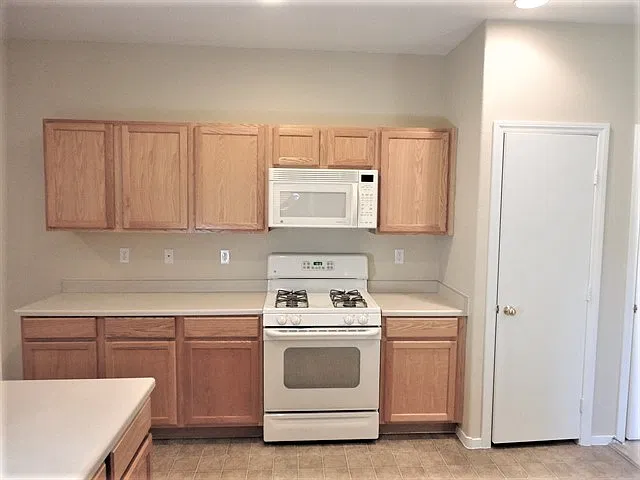 4 bed, 2.5 bath, 1894 sqft, $2,205 — Photo 3