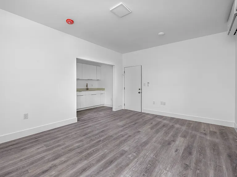 1536 Beekman — Photo 15