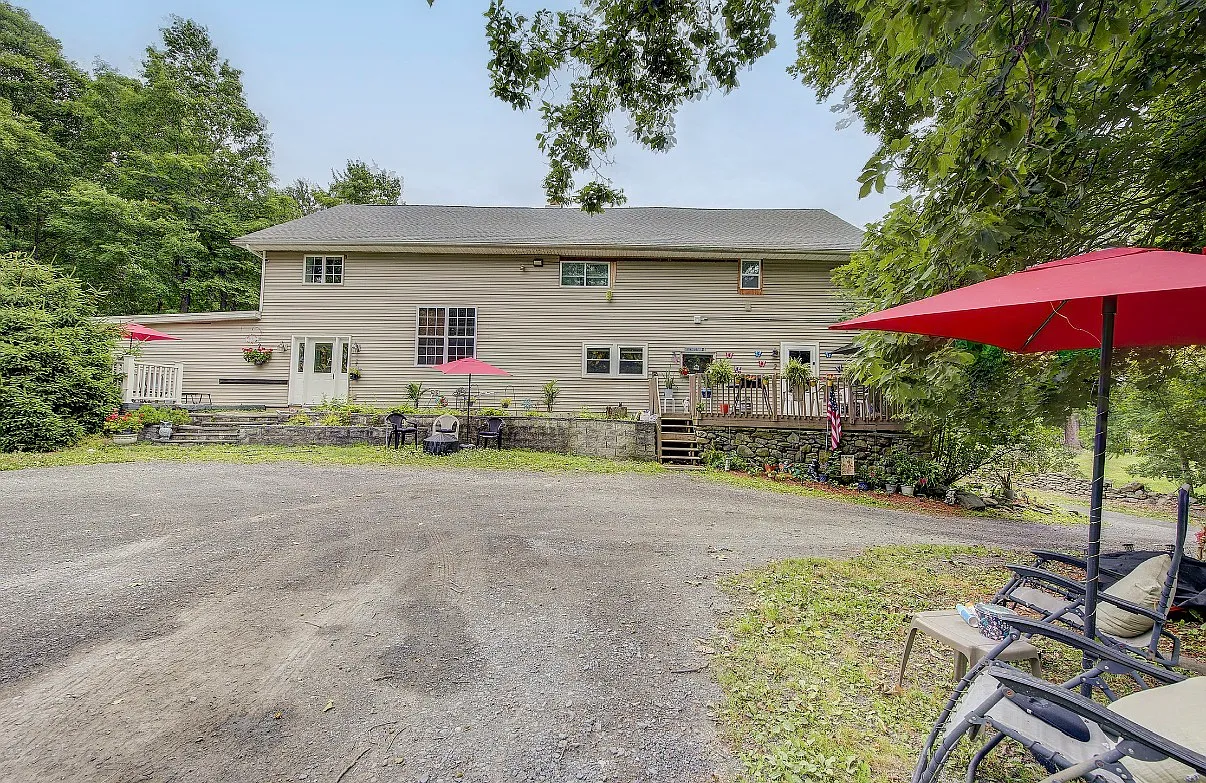 3 bed, 1000 sqft, $2,400 — Photo 2