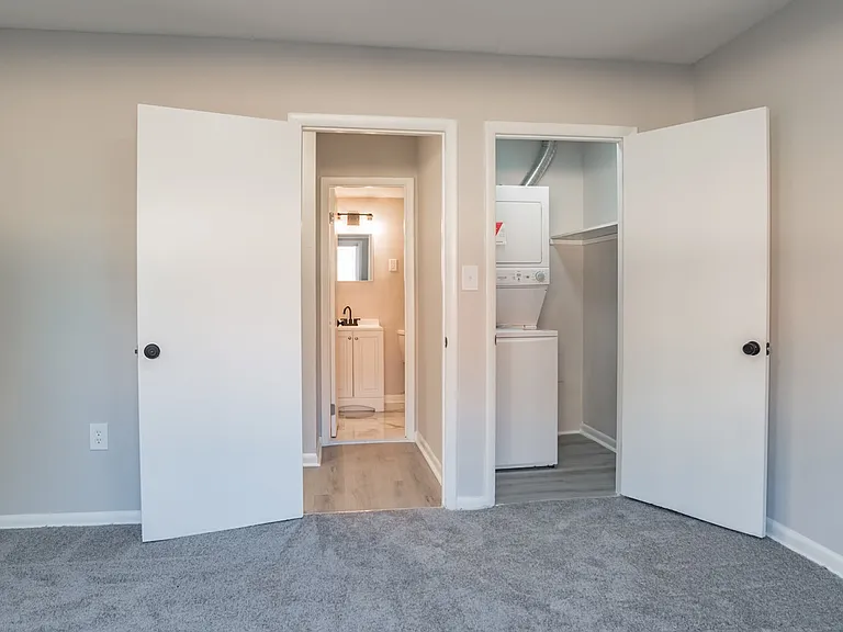 Raleigh Court Apartments — Photo 12