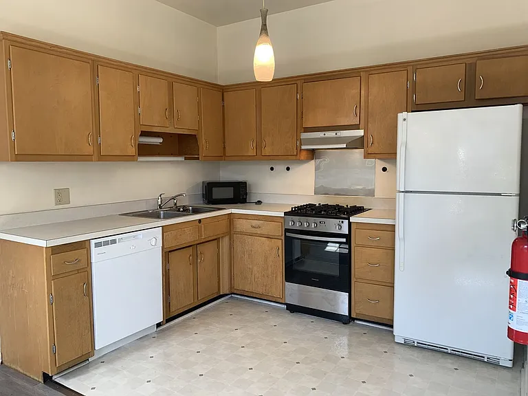 1140 Edgar Ave — Photo 2