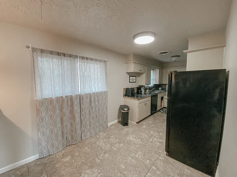 208 Thompson Dr — Photo 4