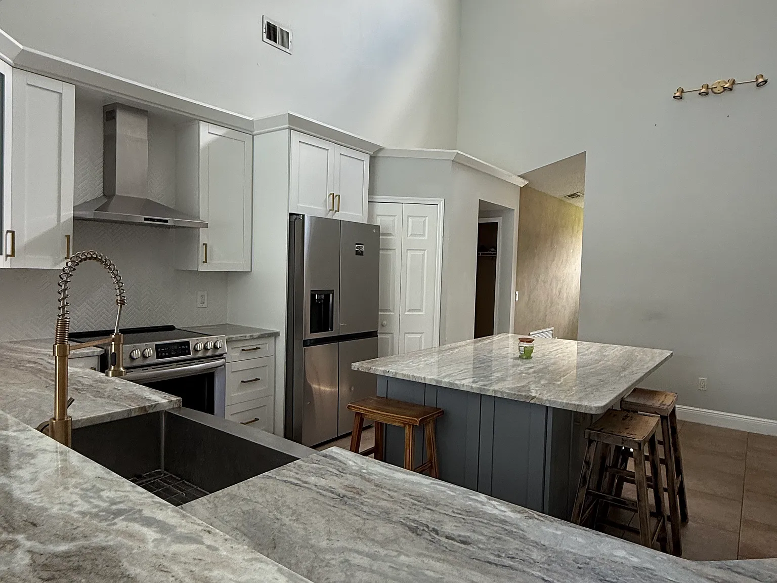 4 bed, 2438 sqft, $3,300 — Photo 4