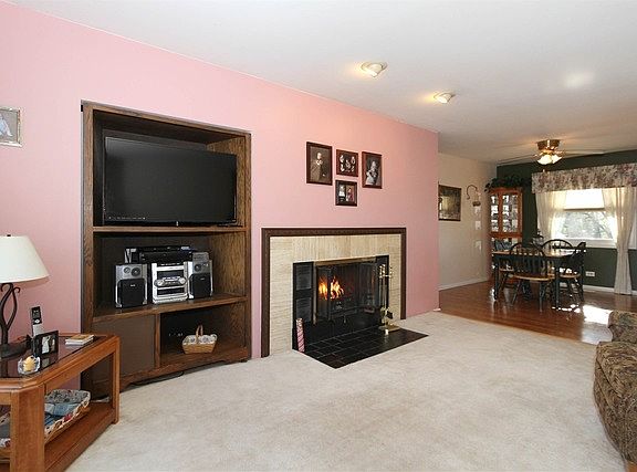 4th image of 306 E Country Dr