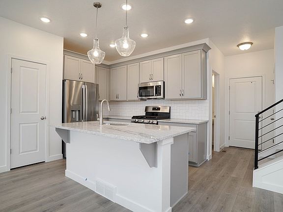 The Hillside - Kitchen