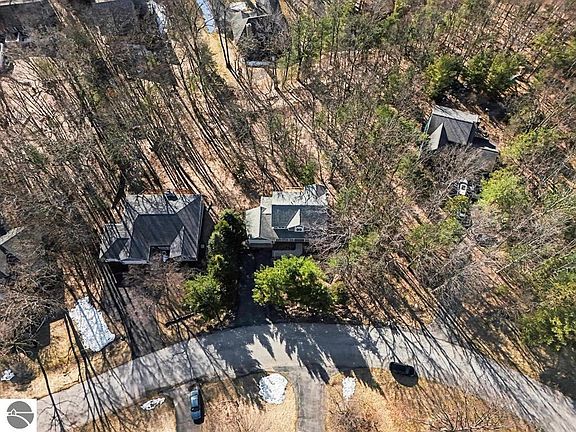 5th image of 3854 Village Circle Dr