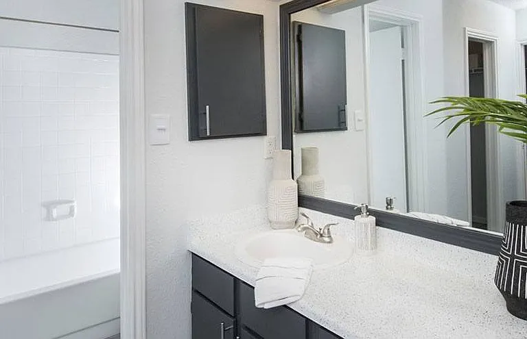 The Henry B Apartments — Photo 10