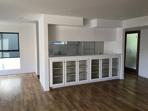 3rd image of 438 S Venice Blvd APT 3
