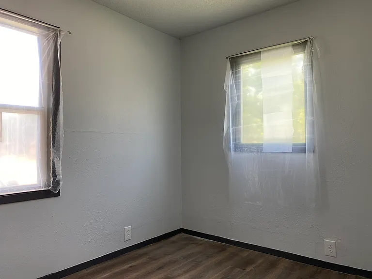 2302 S Saint Clair Ave — Photo 11