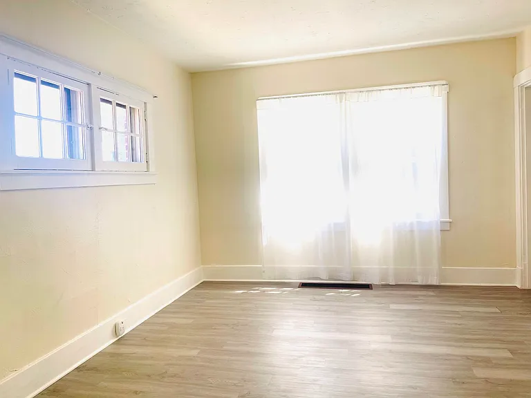 2331 Los Angeles Ave — Photo 4