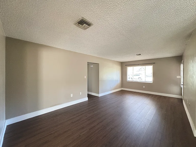 310 Longwood Dr — Photo 16