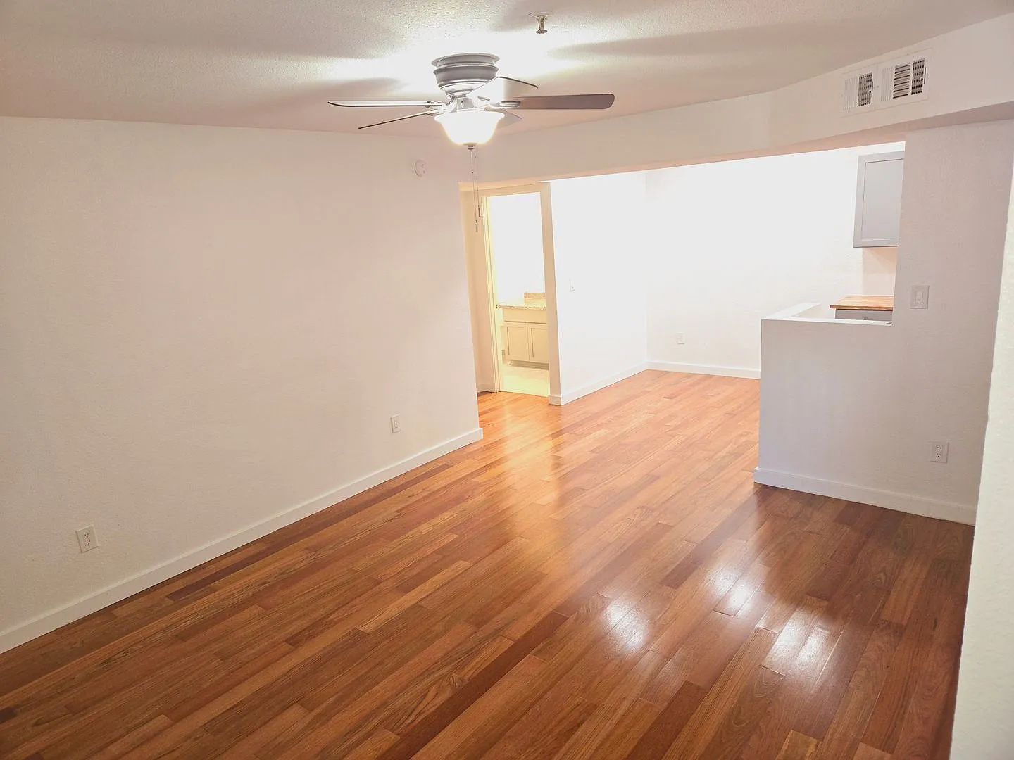 Freshly Remodeled 2 Bed, 2 Bath Condo in The Arbors!! Students OK! No Pets! Avail. Now! — Photo 4