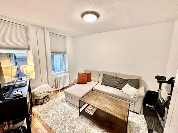 4th image of 220 Hanover St APT 4