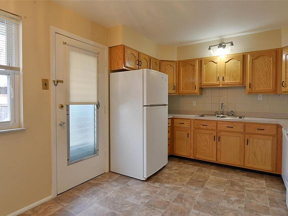 3rd image of 4065 Bowen St