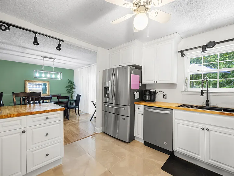 8410 Smoketree Cir — Photo 11