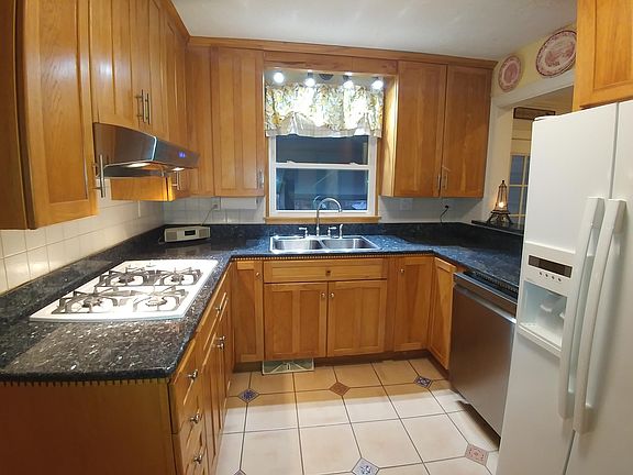 2nd image of 128 Grace St