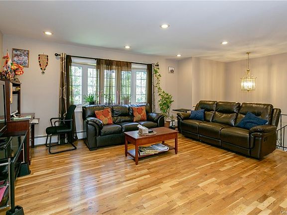 5th image of 16 Tanglewood Ct