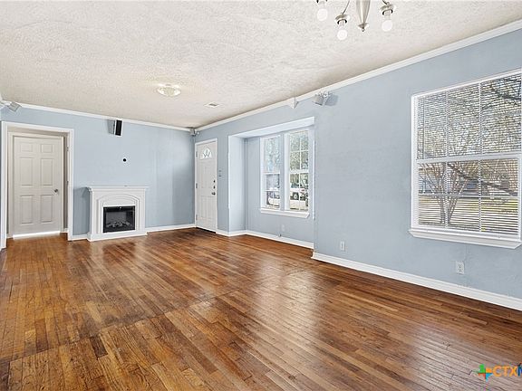 5th image of 402 Washington St