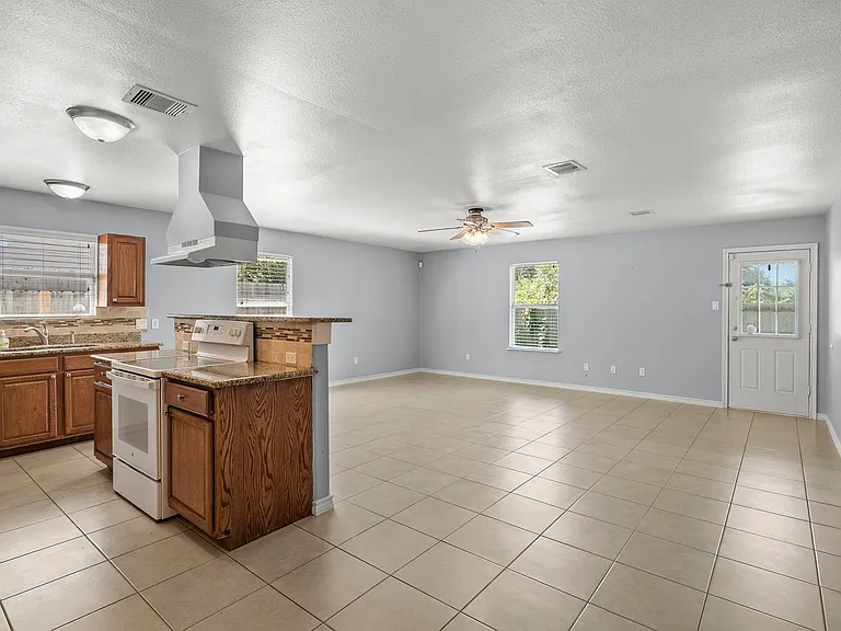 1631 Quail Run — Photo 8