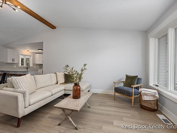4th image of 1288 Cambridge Dr SE