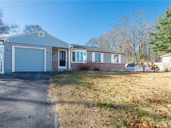 23 Plaza Dr, Riverside, RI 02915