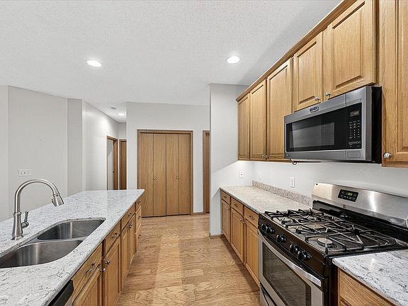5th image of 1126 Iris Dr