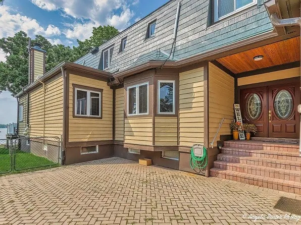 154 Eagle Point Rd, Fox Lake, IL 60020