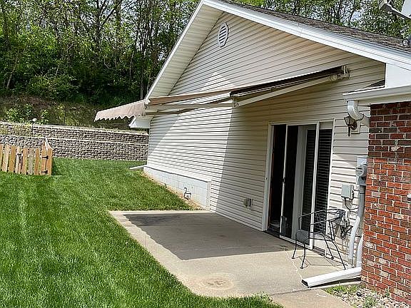 5th image of 122 W Deer Ln