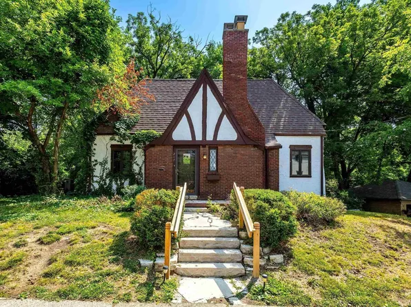 217 Hillcrest Ave, Davenport, IA 52803