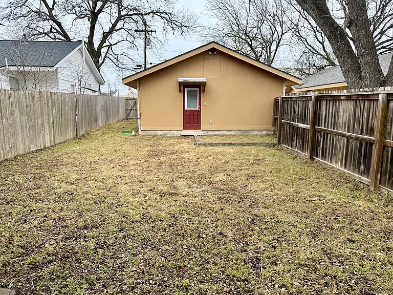 251 Lohmann St — Photo 8