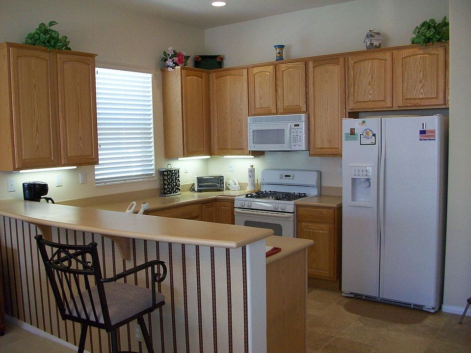 Kitchen with Breakfast Bar and Walk In Pantry