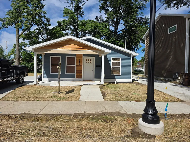 204 N Van Dorn St — Photo 1
