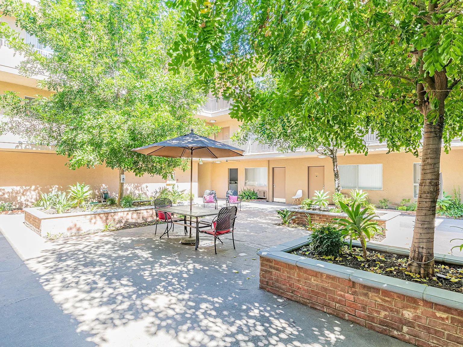 Magnolia Apartments — Photo 2