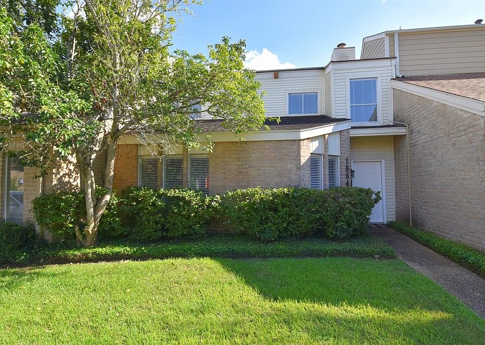 Lovely townhome located on a quite street in Woodlake T/H community. Home offers 3 bedrooms, 2.5 baths and 2 car garage. Great location!