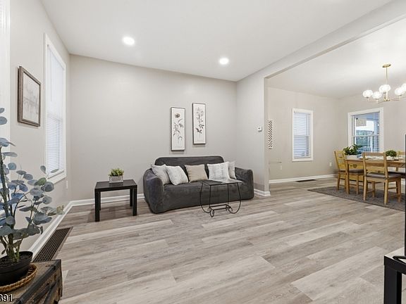 3rd image of 58 Bennett St