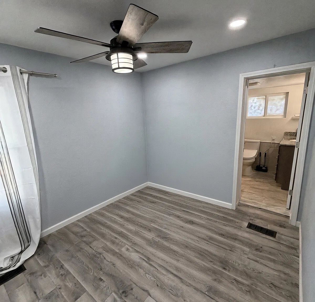 1 bed, 1.5 bath, 1000 sqft, $1,100 — Photo 2