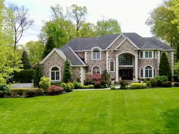 457 Devonshire Dr, Franklin Lakes, NJ 07417
