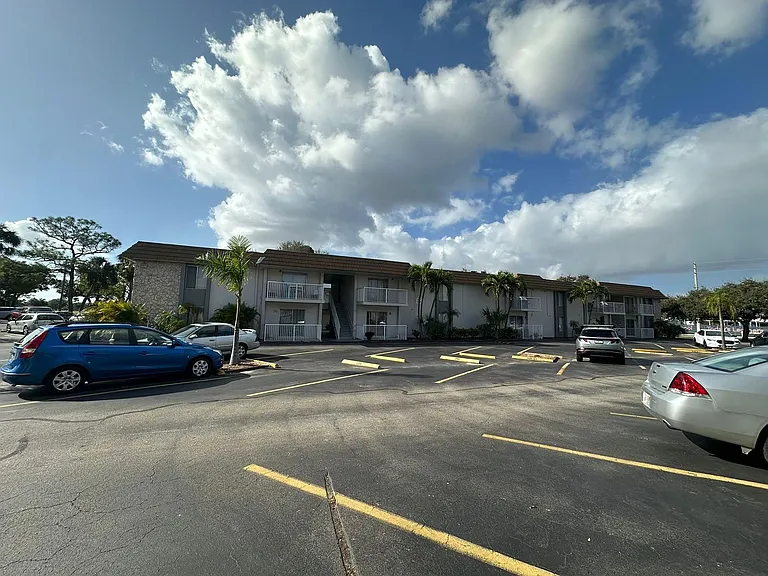 1830 Maravilla Ave #704 — Photo 32