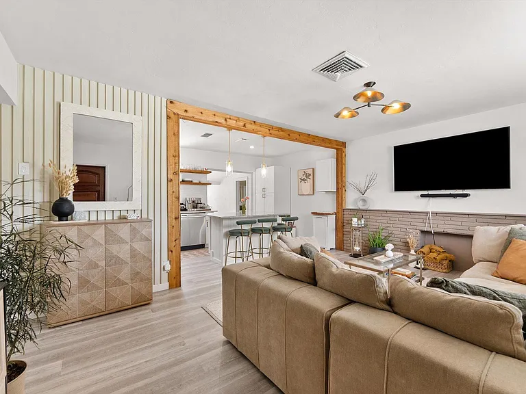 350 Forest Hill Blvd — Photo 9