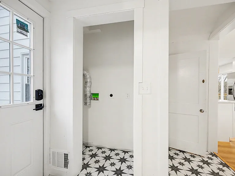 195 Sherman Ave — Photo 13