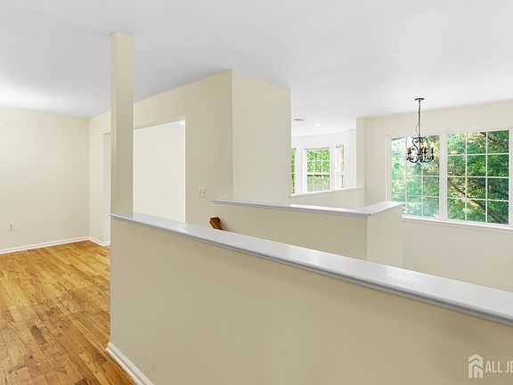 4th image of 141 Forest Dr
